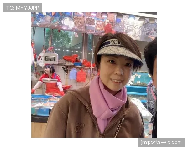 张怡宁拎着菜篮子的画面，冠军气场和市井生活的反差笑死我